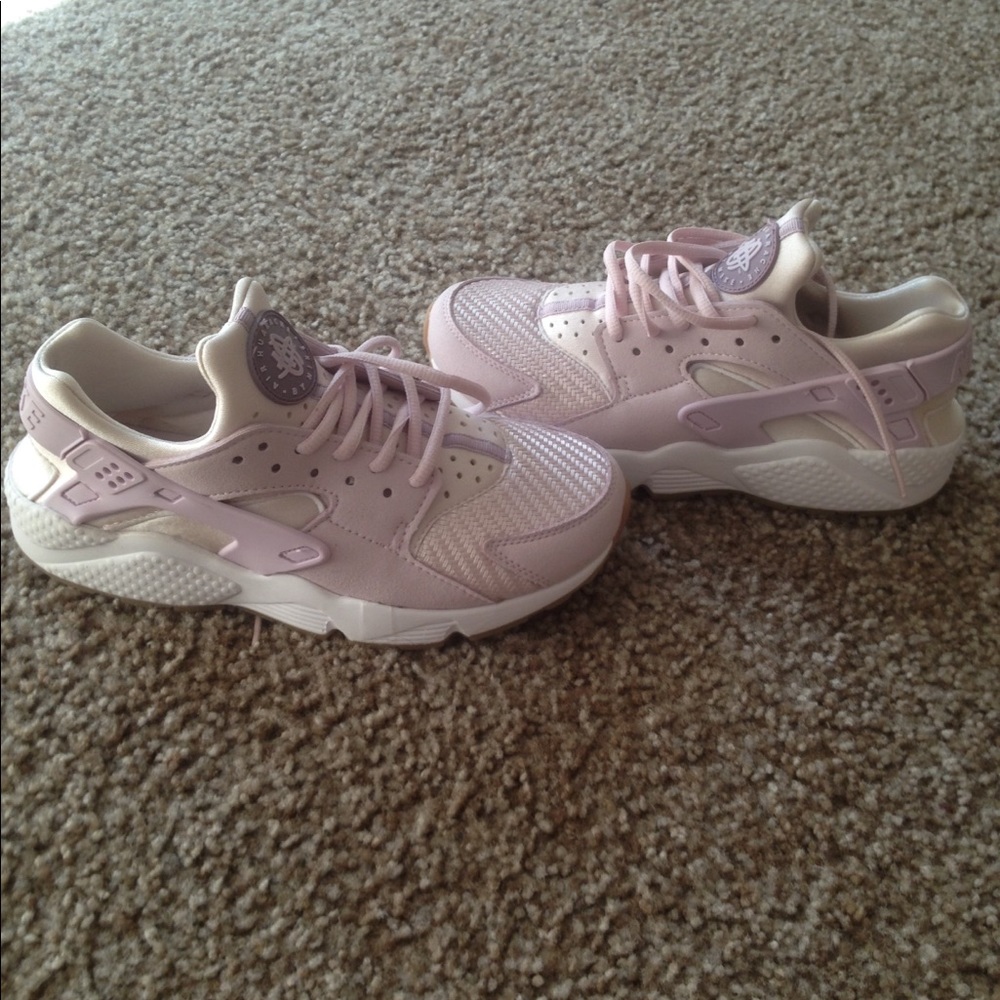 Brand New Nike Lilac Lavender Huaraches